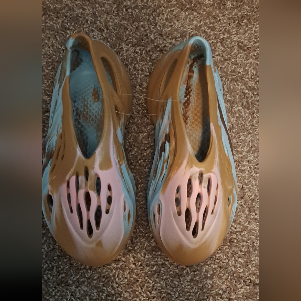 Brand new lady's shoes a size 6 1/2